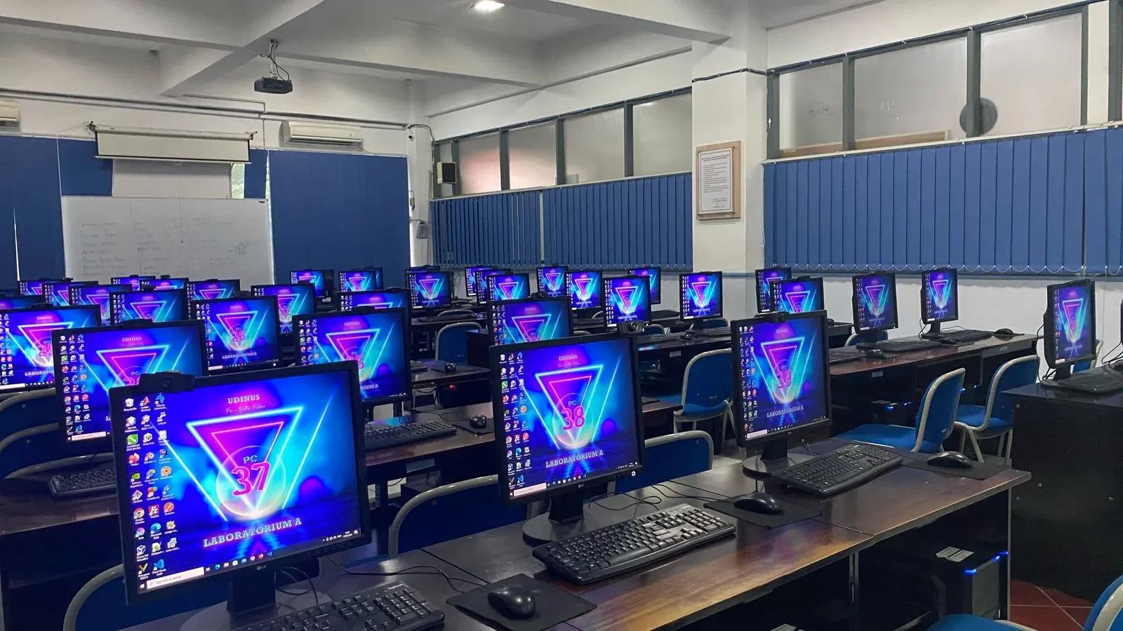 Laboratorium komputer UDINUS